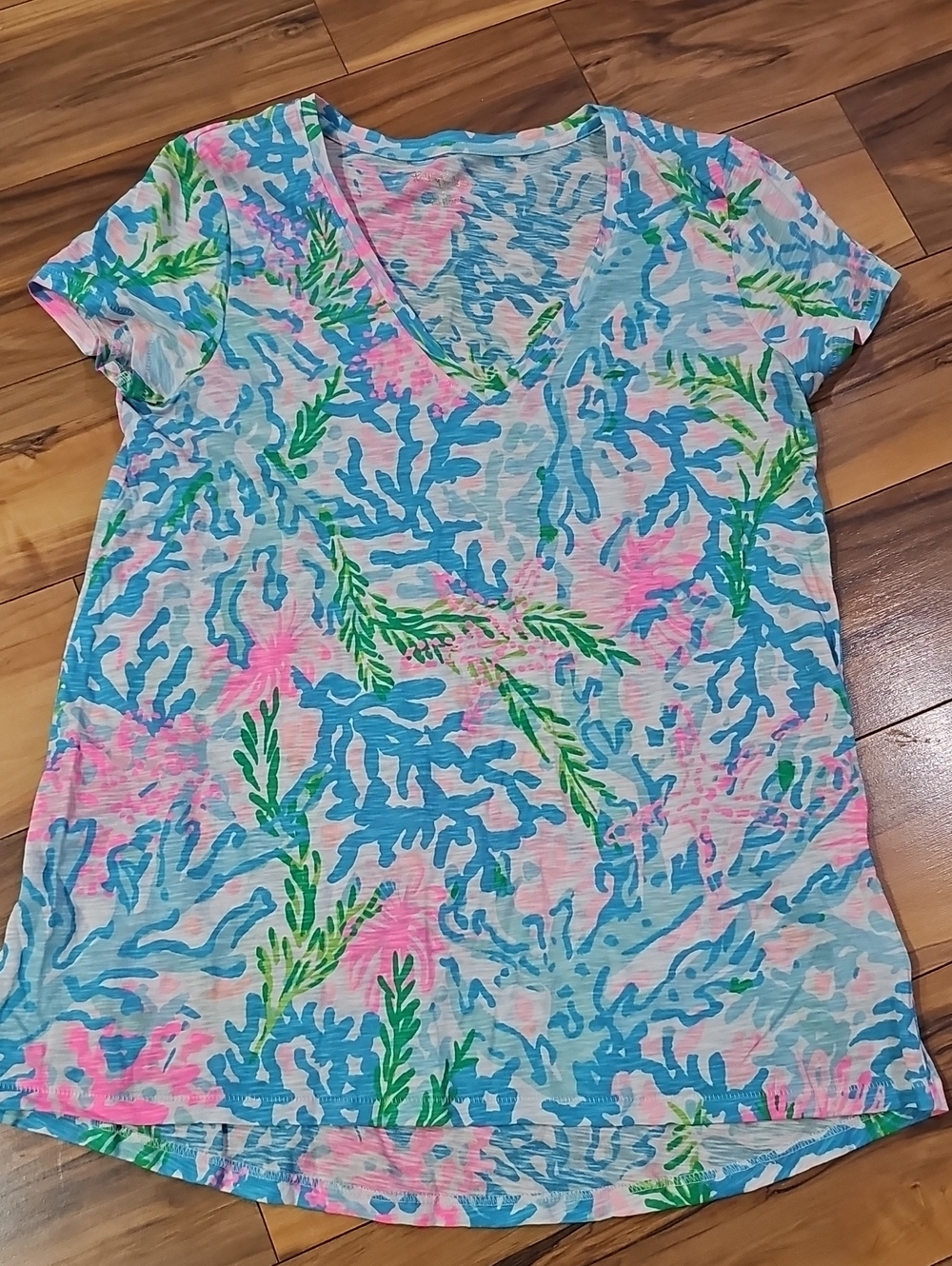 Lilly Pulitzer Women’s Small V-Neck Floral Coral Print Tee - Blue/Pink